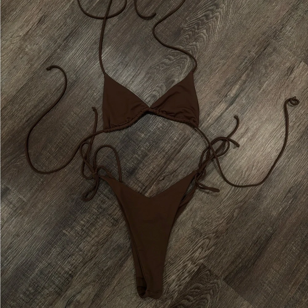 Brown string bikini - Picture 1 of 3